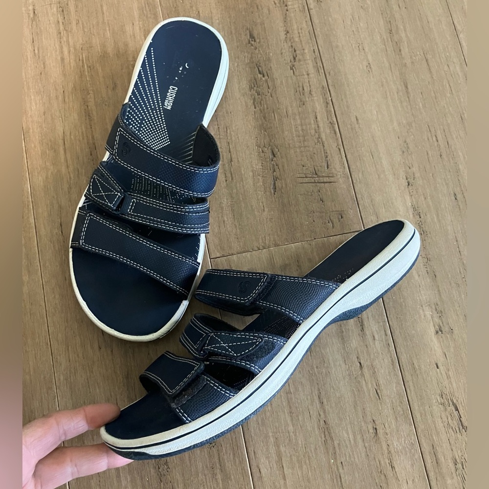 Clarks women’s dark blue white stitching slide sandals. Size 8